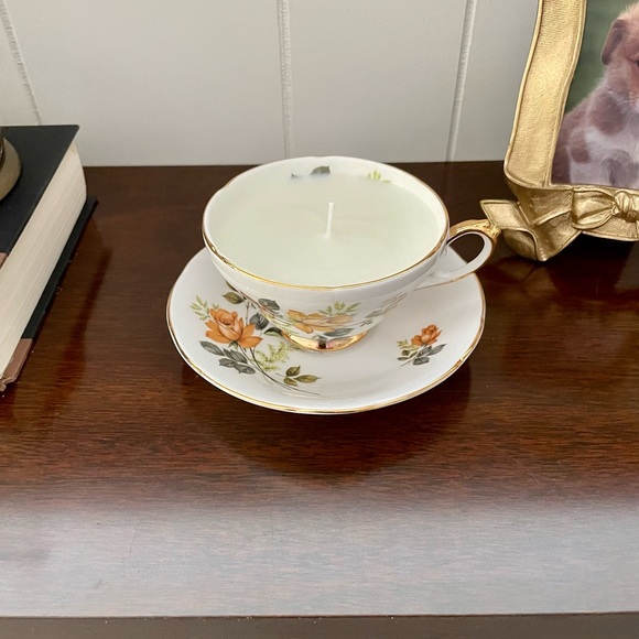 Hand poured soy wax candle in golden rose tea cup - Picture 4 of 7